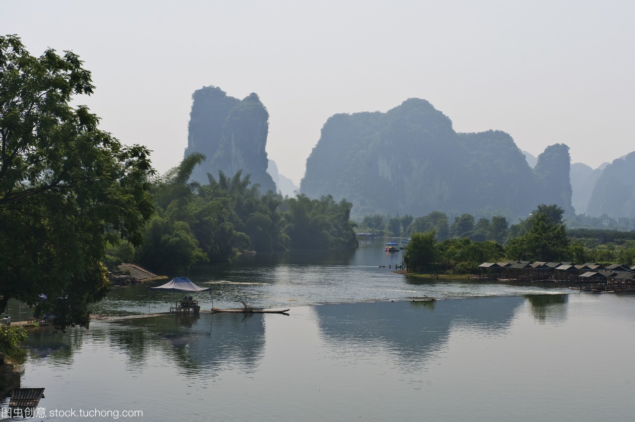 以駱駝山為背景的河流景觀;陽朔廣西中國